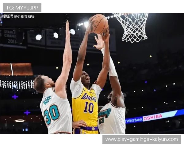 湖人队攻防两端配合默契，冲击季后赛，湖人对队员